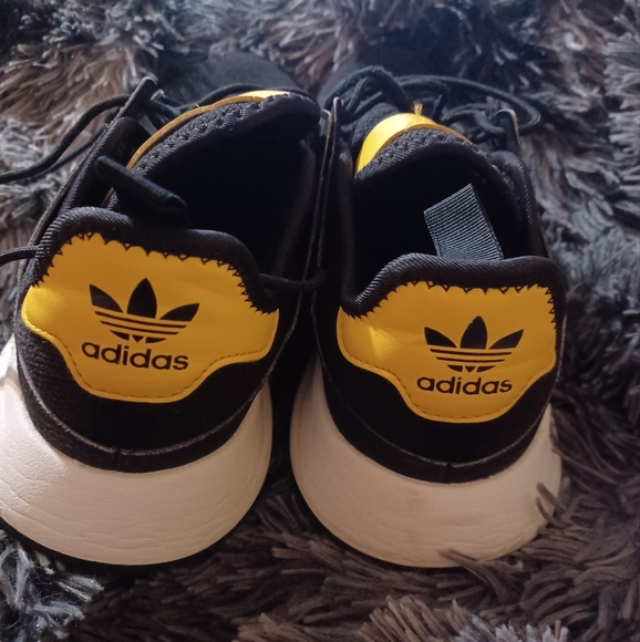 Adidas women's size 7.5 - Picture 3 of 5